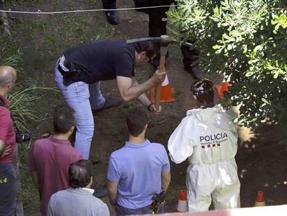 Los Mossos buscan en el jardín del detenido el cadáver de Mònica Borràs. 