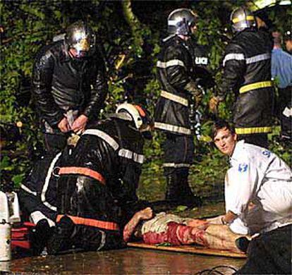 Los equipos de rescate auxilian a uno de los heridos en un concierto al aire libre en Estrasburgo.