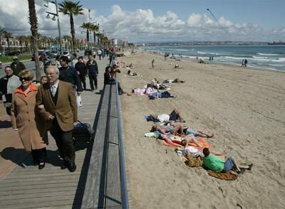 Turistas paseando por la playa de La Pineda, en Vila-seca, en Semana Santa.