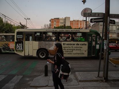 Un anuncio de la campaña publicitaria 'Hablemos de azúcar' en un autobús de Ciudad de México.