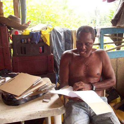 Arnulfo Aguirre ha escrito cientos de cartas pidiendo ayuda para salir del laberinto de la coca