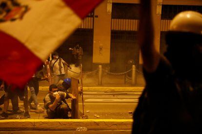 Miles de manifestantes provenientes de las diferentes provincias del país llegaron el jueves a la capital peruana para la protesta convocada contra la presidenta Dina Boluarte. En la imagen, varios manifestantes se esconden detrás de escudos improvisados mientras otros lanzan objetos a la policía.