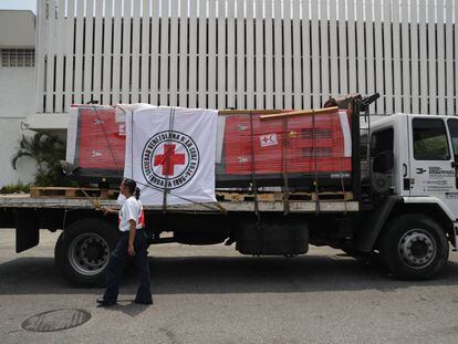 El primer cargamento de ayudas de Cruz Roja, que incluye generadores eléctricos para hospitales, llega a Caracas este martes. 