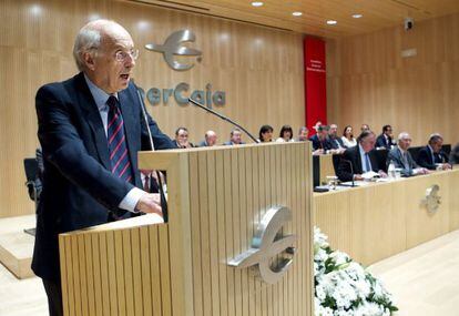 El director general de Ibercaja, Jose Luis Aguirre, se dirige a los asistentes a la asamblea general extraordinaria convocada para aprobar el proyecto de integraci&oacute;n de Ibercaja Banco con Liberbank y Banco Caja3. 