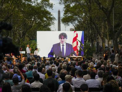 BARCELONA, 21/7/2023.- El ex president de la Generalitat Carles Puigdemont interviene por videoconferencia en el mitin de JXCAT, este viernes en Barcelona. EFE/ Enric Fontcuberta
