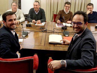 Alberto Garzón y Antonio Hernando, este lunes en el Congreso.