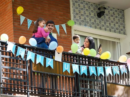 La familia del pequeño Manuel Núñez saluda desde la terraza la llegada de la Policía Municipal de Sevilla (31/03/2020).