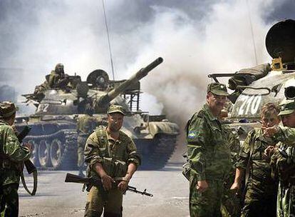 Soldados rusos en un control en la carretera a las afueras de la ciudad de Gori, unos 70 kilómetros al norte de la capital, Tbilisi.