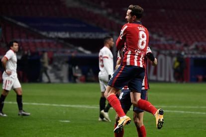 Saúl celebra su gol ante el Sevilla este martes en el Wanda Metropolitano.