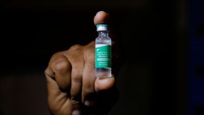 Un vial de la vacuna de AstraZeneca en Accra, Ghana, el pasado febrero.
