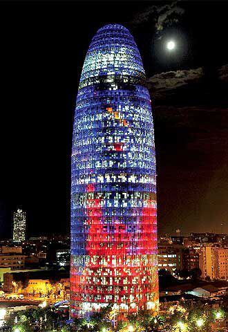 Imagen nocturna de la torre Agbar, construida por Jean Nouvel y b720 en Barcelona.