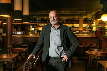 Diez años después de su última novela, el escritor Pedro Zarraluki vuelve con 'La curva del olvido'.