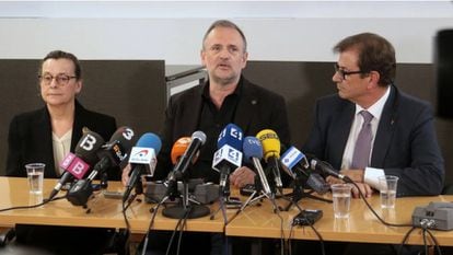 De izquierda a derecha, la presidenta del Consejo Social de la UIB, Francesca Mas, el vicerrector Jaume Carot y el rector Llorenç Huguet.