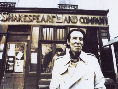 El escritor peruano Julio Ramón Ribeyro, delante de la librería Shakespeare and Company de París en marzo de 1986