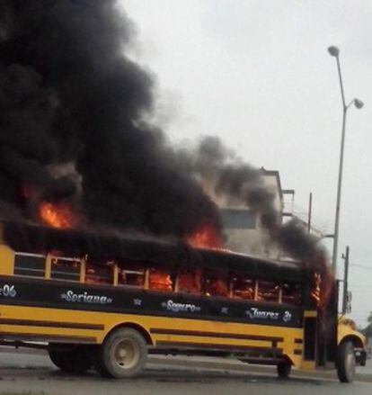 Un autobús escolar en llamas en las calles de Reynosa, México.