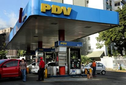 Varios clientes repostan sus vehículos en una gasolinera de Petróleos de Venezuela en Caracas.