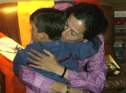 Clara Rojas abraza a su hijo Enmanuel tras reencontrarse en enero.