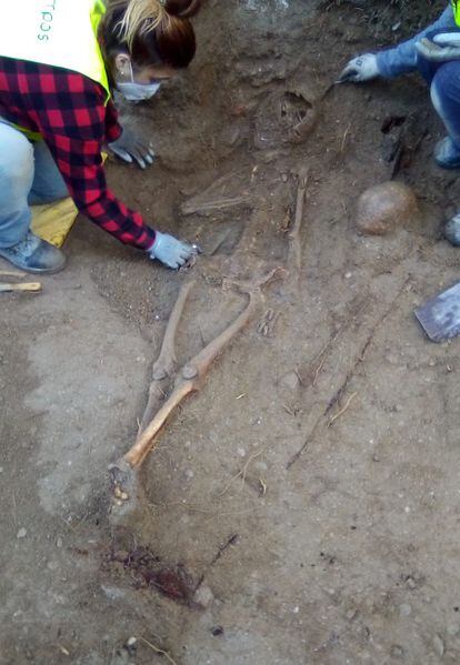 Arqueólogos de la Universidad de Santiago, en la fosa descubierta junto a la iglesia de San Pedro de Filgueira.