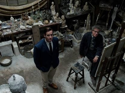 Armie Hammer, como James Lord (izquierda), y Geoffrey Rush (como Alberto Giacometti), en una imagen de &#039;Final Portrait&#039;.