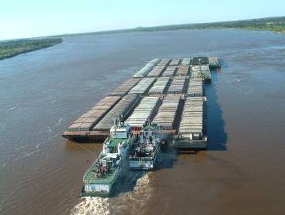 Barcos de la naviera paraguaya Líneas Panchita GSA, en la hidrovía Parguay-Paraná.