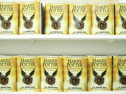Ejemplares de 'Harry Potter y el legado maldito', en la Feria del Libro de Madrid en 2016.