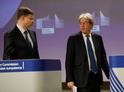 El vicepresidente de la Comisión Valdis Dombrovskis (izquierda) y el comisario de Economía, Paolo Gentiloni, este miércoles en Bruselas.