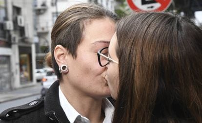 Mariana Gómez (izq.) besa a su mujer, Rocío Girat, frente al juzgado.