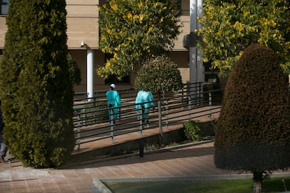 Dos personas con equipos de protección este viernes en las instalaciones de la residencia Vigor, en Becerril de la Sierra (Madrid).