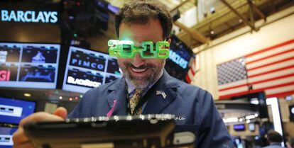 Un agente de Bolsa celebra en Nueva York el nuevo a&ntilde;o. 