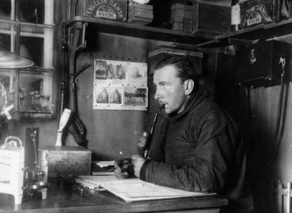 Alfred Wegener en su mesa en Groenlandia, en 1930. La imagen pertenece al Alfred Wegener Institute for Polar and Marine Research.
