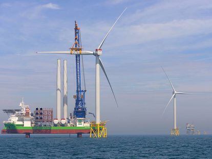 Montaje de aerogeneradores en el East Anglia One, el campo eólico marino que Iberdrola construye en el Mar del Norte (Reino Unido).
