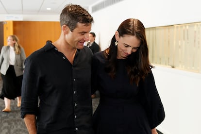 La primera ministra de Nueva Zelanda, Jacinda Ardern, y su pareja, Clarke Gayford, tras la rueda de prensa.