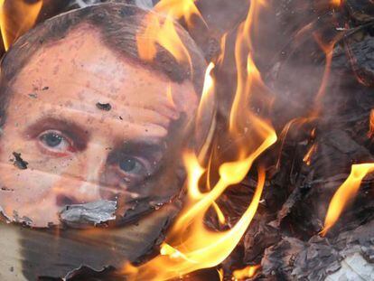 Imagen de Macron ardiendo durante una manifestaci&oacute;n en Nantes (Francia), el d&iacute;a 7.