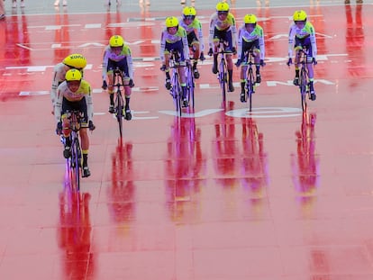 Los corredores del Intermarché - Circus - Wanty a su salida de la primera etapa de la Vuela Ciclista a España, una contrarreloj por equipos que se disputa este sábado en Barcelona.