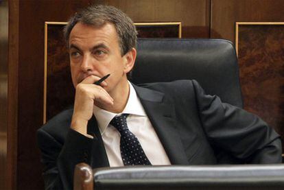 El presidente José Luis Rodríguez Zapatero, durante el pleno del Congreso de ayer.