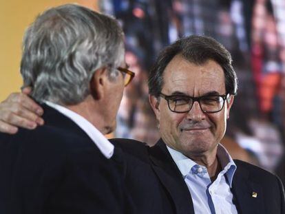 Artur Mas (d) consuela a Xavier Trias ayer, tras reconcer &eacute;ste la derrota. 