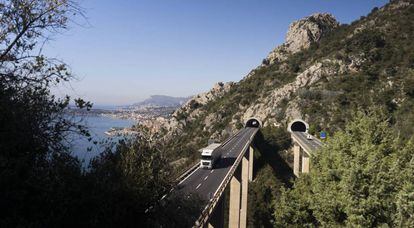 Un camión en una autopista italiana, cerca de Ventimiglia.