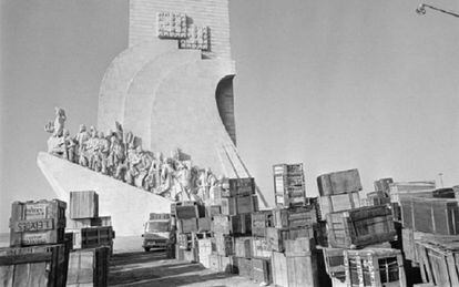 Enseres de refugiados portugueses procedentes de Angola y Mozambique, en la plaza de Belem de Lisboa, en noviembre de 1975. 