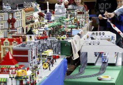 Varias de las piezas de la exposición que acoge este fin de semana el Museo del Tren de Madrid con réplicas de trenes, paisajes y pasajeros construidos con piezas de LEGO, que incluye una recreación a escala de la madrileña estación Príncipe Pío, compuesta por más de 18.000 piezas de este popular juego infantil.