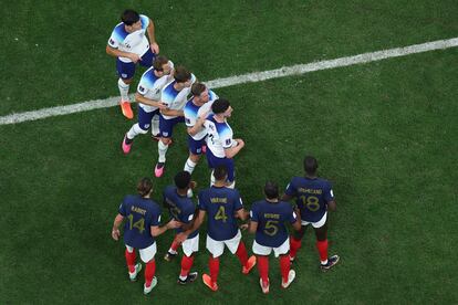 Jugadores ingleses en posición para tratar de anotar en un saque de córner. 