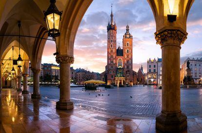 La basílica de Santa María, en la plaza del Mercado de Cracovia (Polonia).