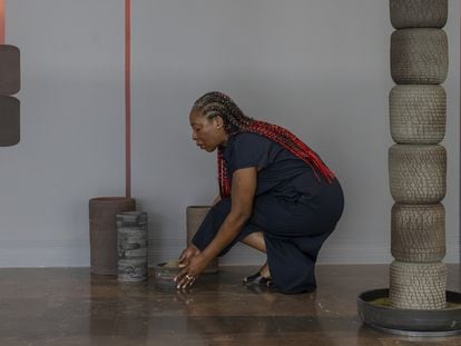 Otobong Nkanga, retocando una pieza en la exposición del IVAM.