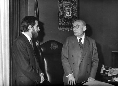 Enrique Tierno Galv&aacute;n (drcha.) conversa con Juan Barranco, su primer teniente de alcalde en el Ayuntamiento.