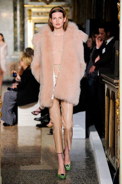 Este abrigo en tono rosa es de Pucci.