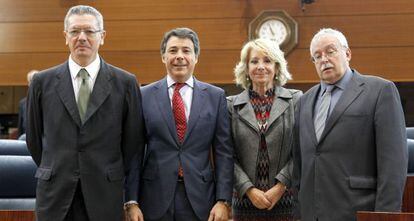Ignacio Gonz&aacute;lez junto a Aguirre, Leguina , y Ruiz-Gallard&oacute;n.