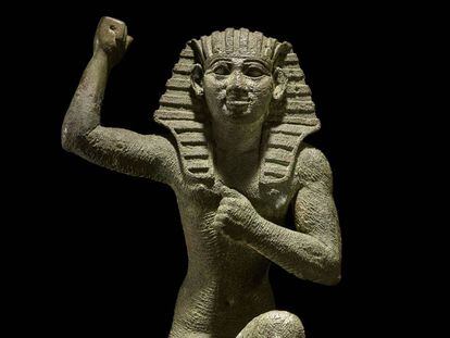 Estatuilla de bronce en actitud de júbilo, alrededor de 664-332 a. C