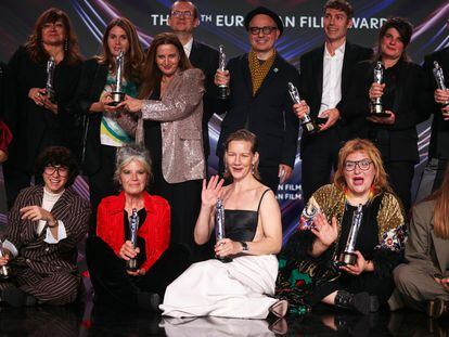 Foto de familia de los ganadores de los premios de la Academia de Cine europeo, con Isabel Coixet (de pie la primera por la izquierda).