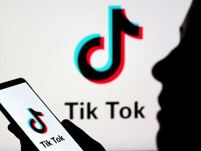 El logotipo aplicación china TikTok en un teléfono inteligente.