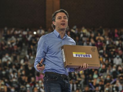 El alcalde de Medellin, Daniel Quintero, da un discurso a estudiantes de la ciudad en un evento que tuvo lugar el 10 de febrero de 2022.