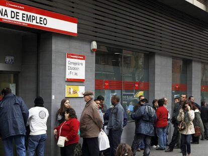 Cola de desempleados ante una Oficina de Empleo en Madrid. 